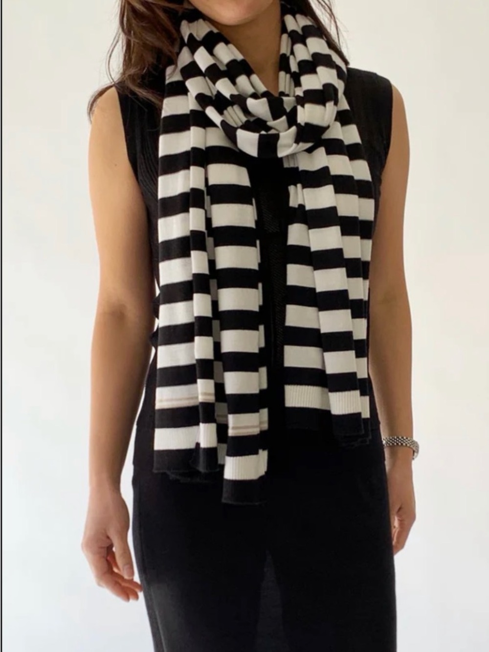 Black & White Striped Women's Scarf - Classic Contrast